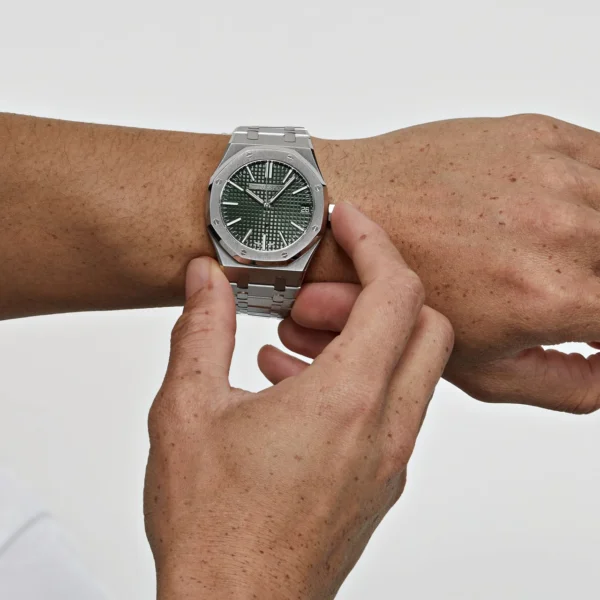 Audemars Piguet Royal Oak Selfwinding 15510ST.OO.1320ST.09 Stainless Steel Green Dial (2023) - Image 2